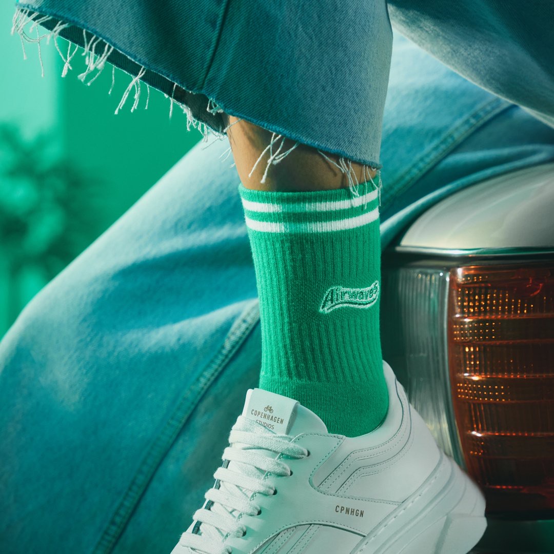 Blaue Airwaves-Socke auf einem Skateboard