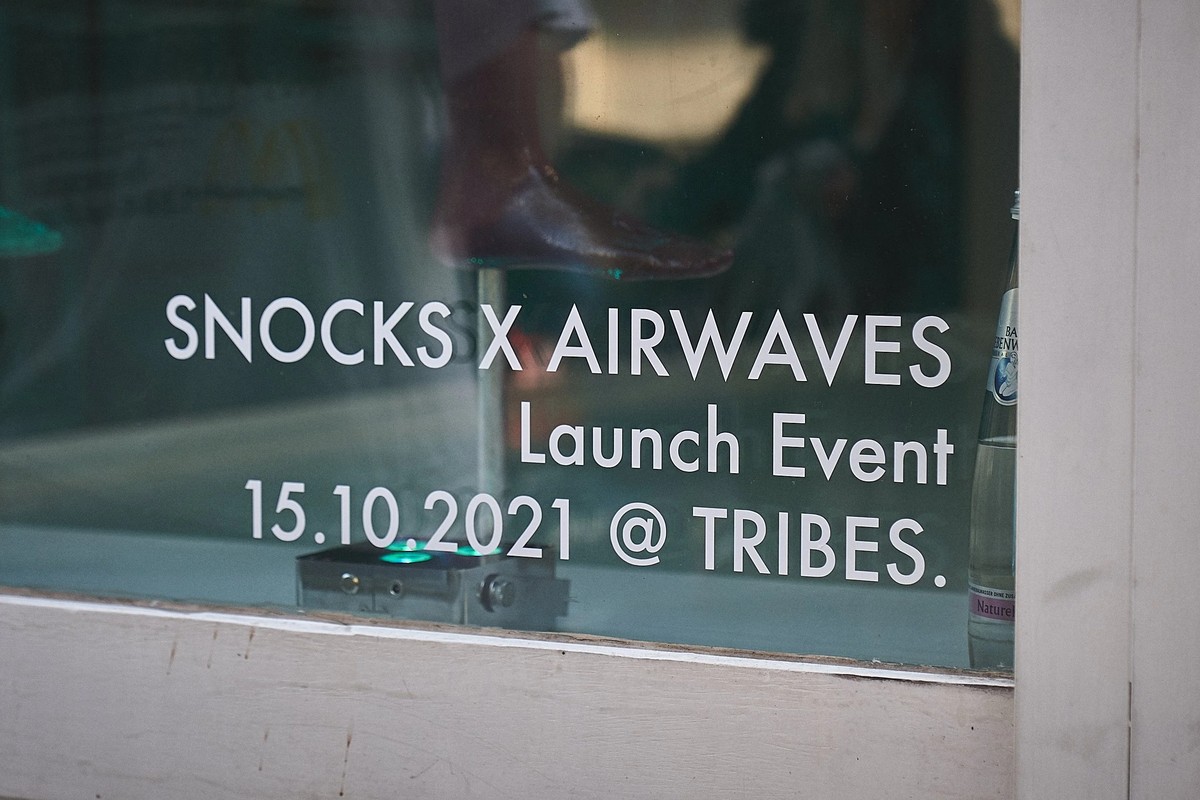 Schaufenster mit der Aufschrift „Snocks x Airwaves Launch Event 15.10.2021 @ TRIBES.“