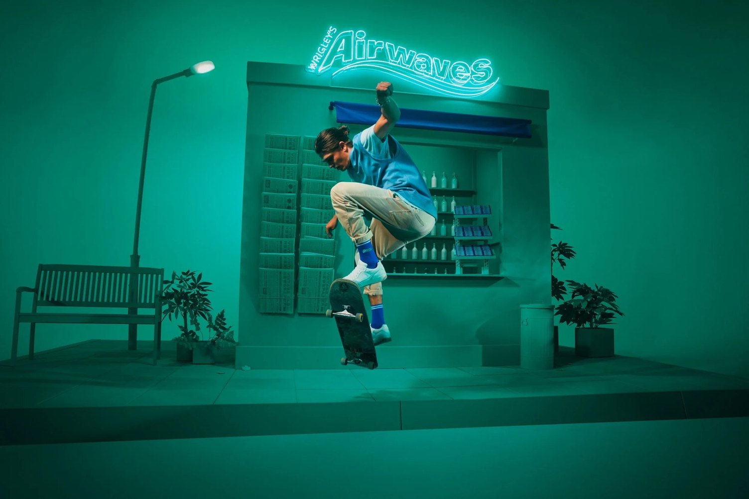 Ein Skater springt vor dem Kiosk in die Luft