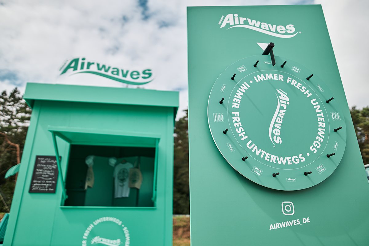 Der mintgrüne Airwaves-Kiosk mit Glücksrad „Immer fresh unterwegs“