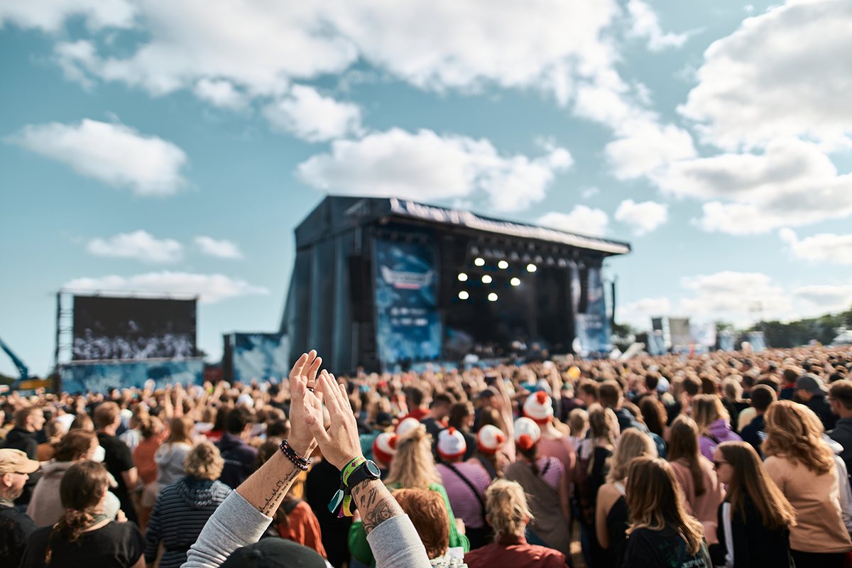 Festivalpublikum vor der Hauptbühne, Hände in der Luft