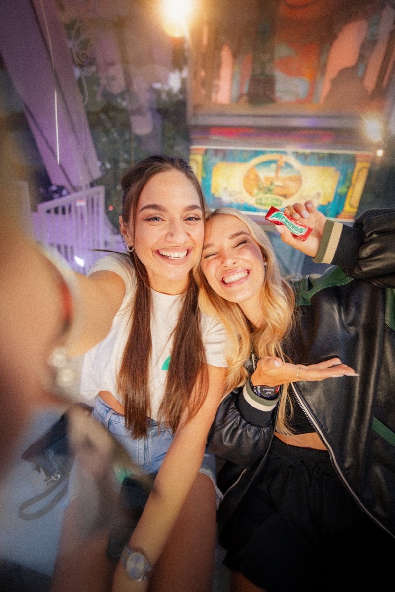 Zwei Freundinnen machen ein Selfie bei Nacht