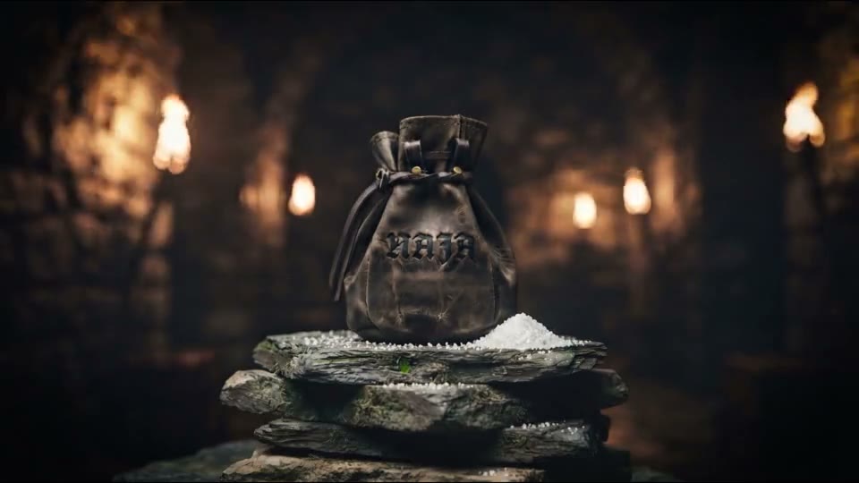 NAJA Salz Produktshot: der Beutel in der Kerkerkammer zwischen Fackeln