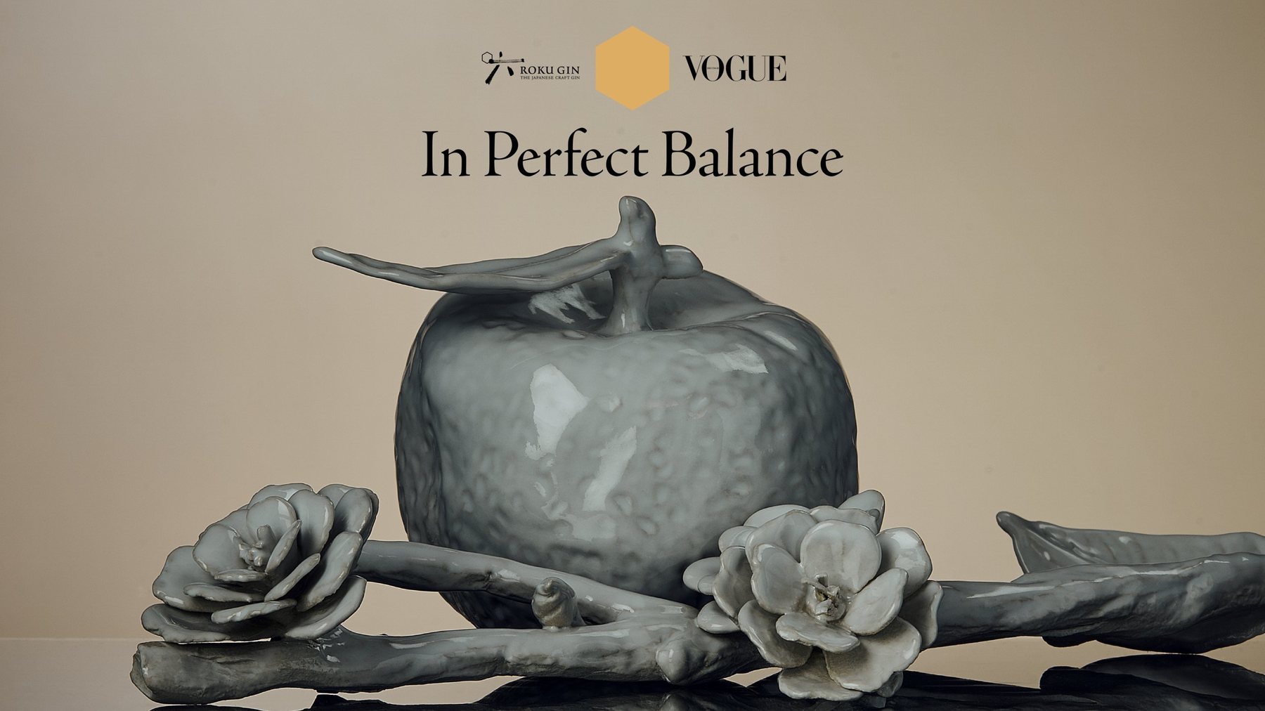 Key Visual „In Perfect Balance“: Keramik-Apfel und Keramik-Blüten von Jimu Kobayashi