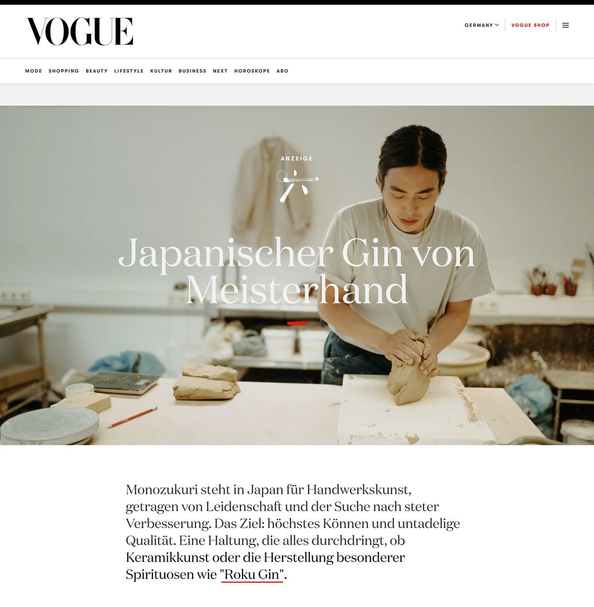 Das Advertorial auf vogue.de: Überschrift „Japanischer Gin von Meisterhand“ über einem Foto von Jimu Kobayashi beim Kneten von Ton