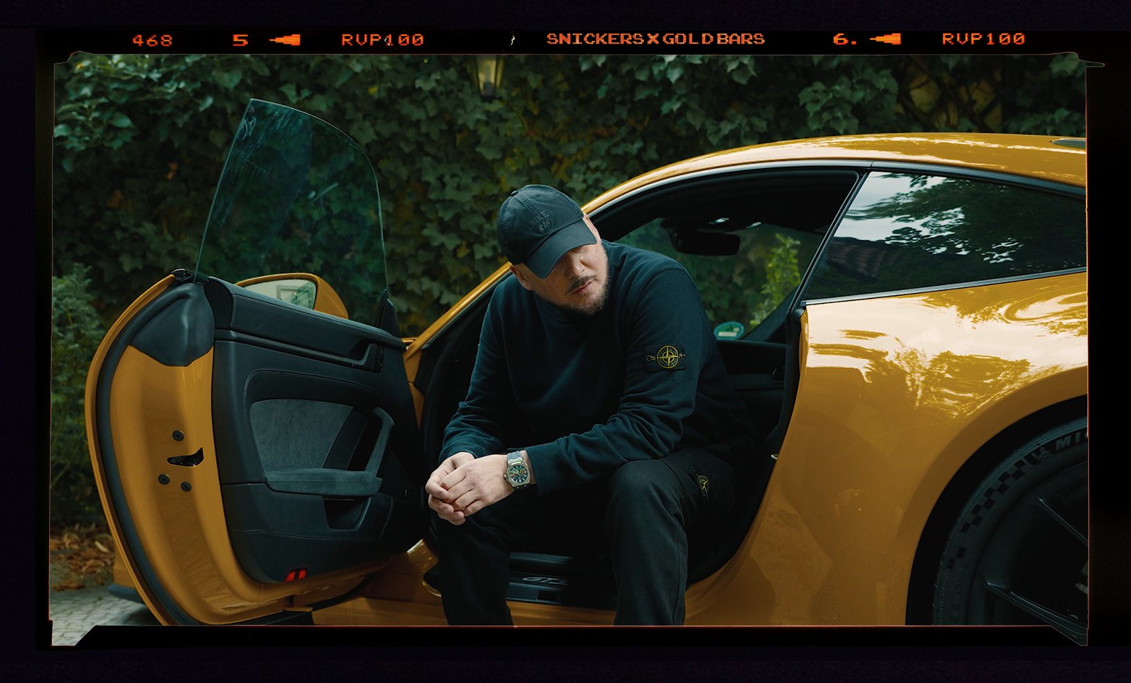 Standbild aus der Folge mit Kool Savas in einem gelben Sportwagen