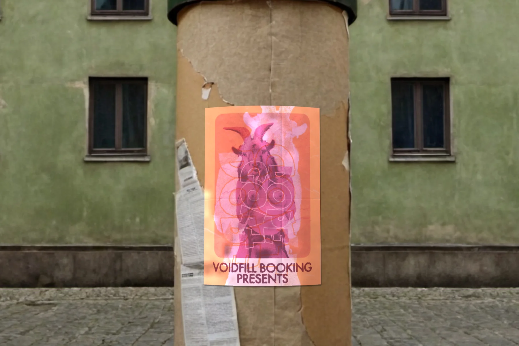 Straßenwerk-Mockup: das Plakat auf einer Litfaßsäule vor einer grünen Hausfassade