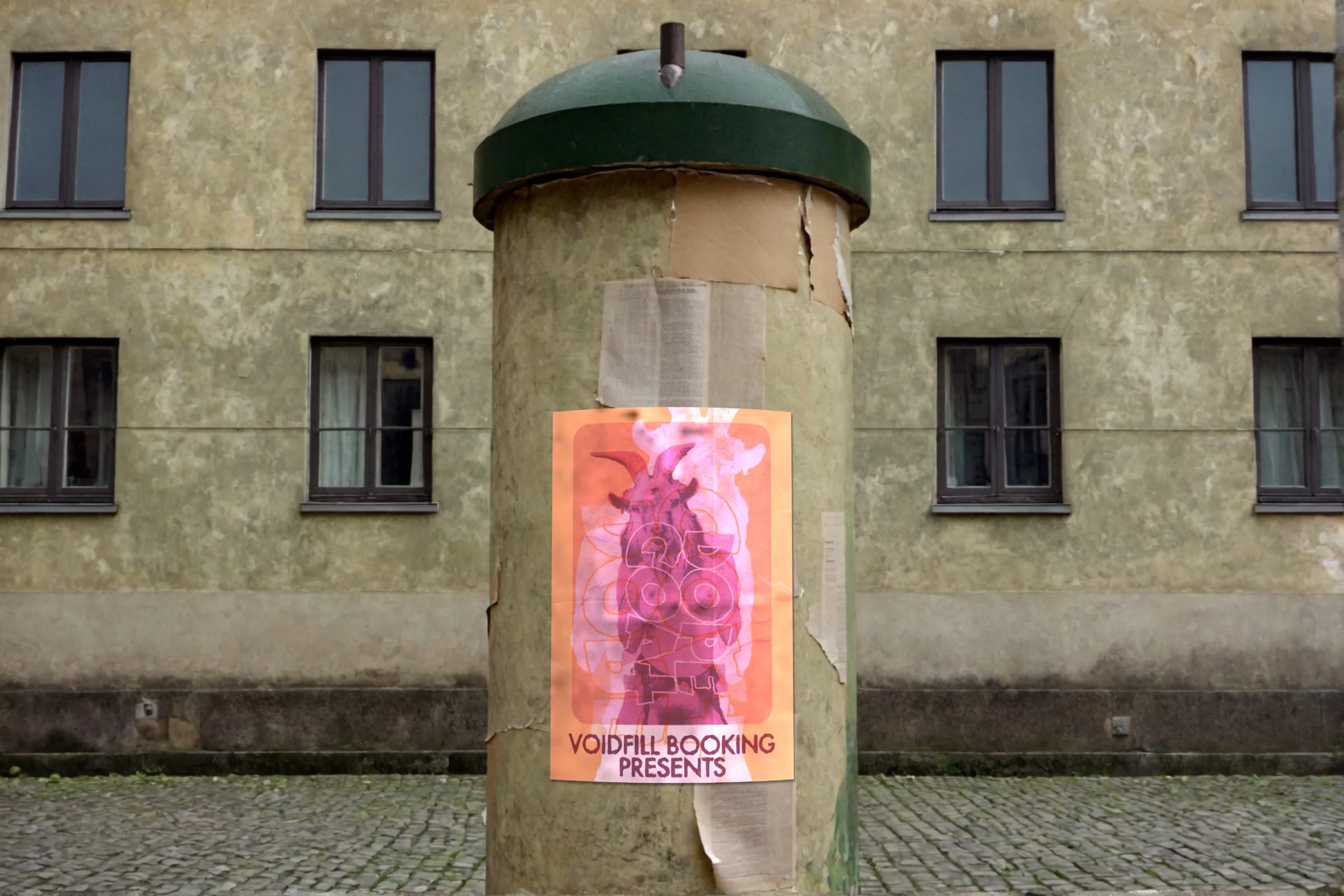 Straßenwerk-Mockup: das Plakat groß auf einer alten, verwitterten Litfaßsäule