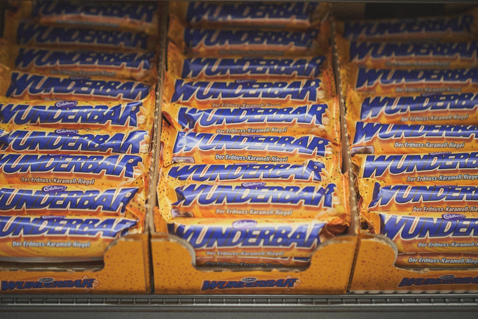 Ein Supermarktregal voller Wunderbar-Riegel in gelber Verpackung mit blauem Schriftzug